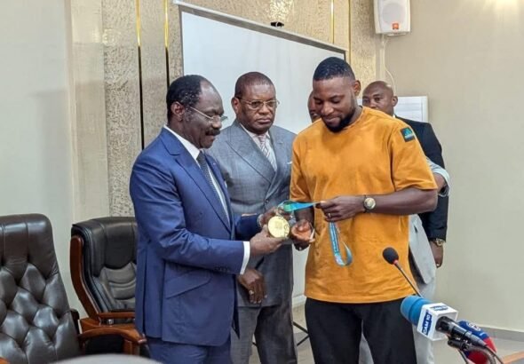 Emmanuel Eseme, le « Roi Lion » de la piste, fait briller ses ors au MINSEP