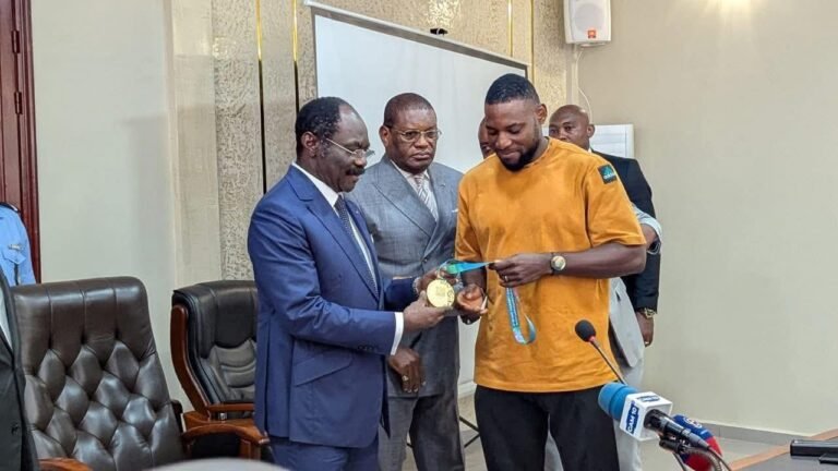 Emmanuel Eseme, le « Roi Lion » de la piste, fait briller ses ors au MINSEP